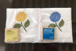 Lot de 2 serviettes éponge (33x33) + 2 savons parfumés Hortensia bleu et jaune