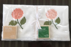 Lot de 2 serviettes éponge (33x33)+ 2 savons parfumés Hortensia pêche