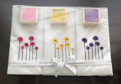 Lot de 3 serviettes LIN 33*52+3 savons FUSHIA/JAUNE/MAUVE